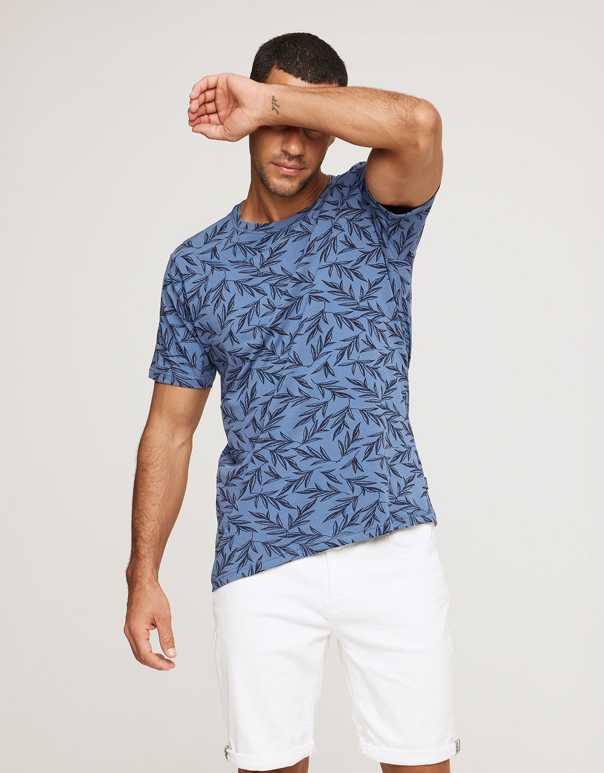 Camiseta Manga Corta Estampado Hojas - Bralea Denim