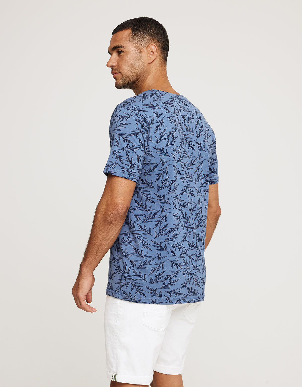 Camiseta Manga Corta Estampado Hojas - Bralea Denim