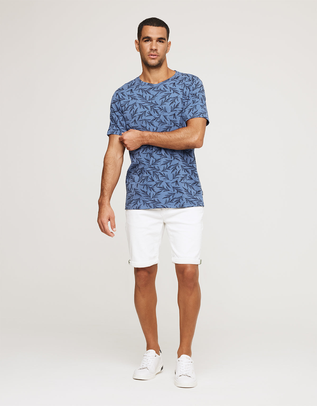 Camiseta Manga Corta Estampado Hojas - Bralea Denim