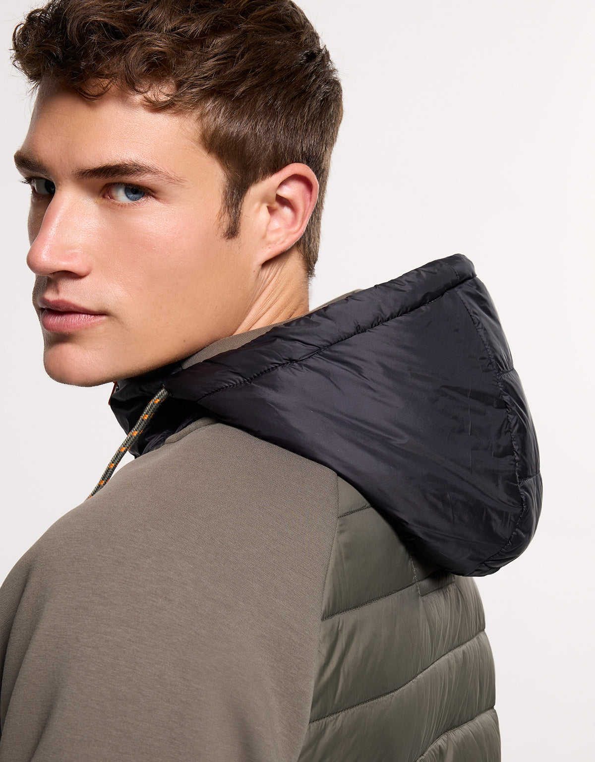 Chaqueta con Capucha Caqui - Nuni 7